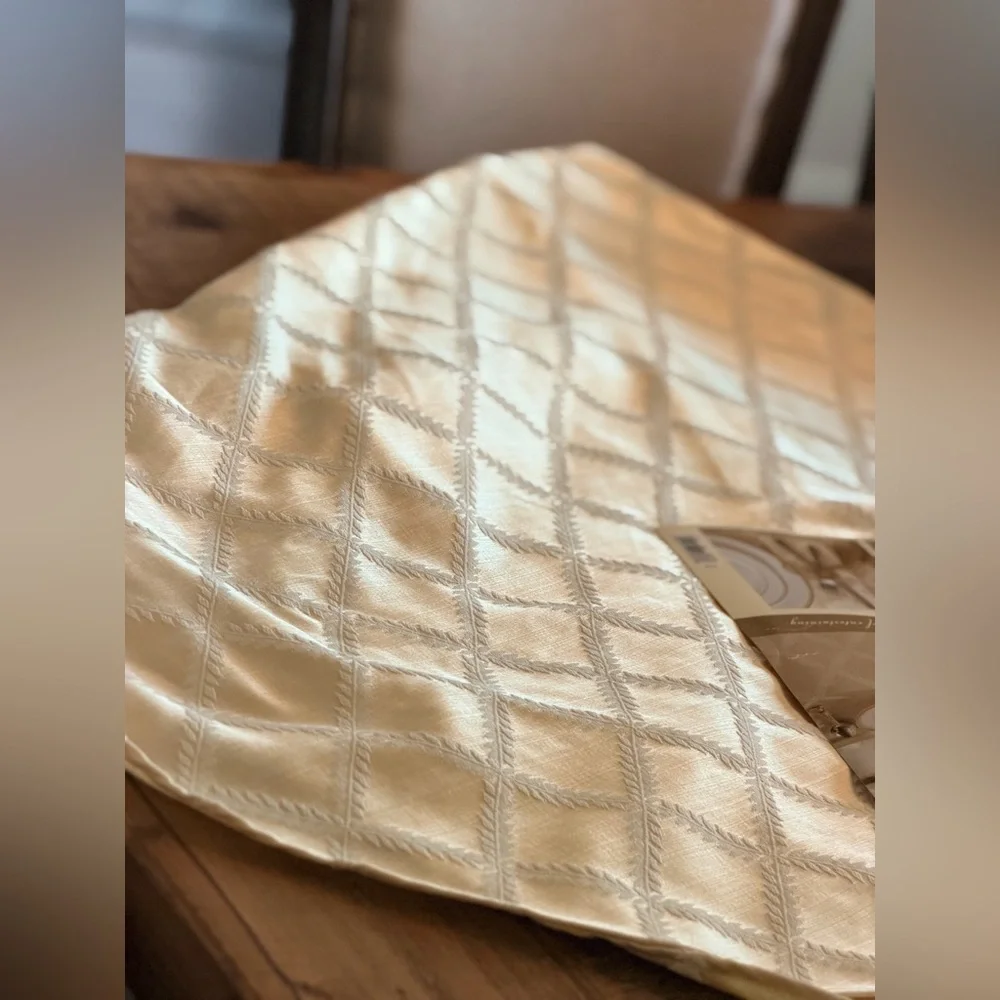 NWT Vintage Lenox Laurel Leaf Tablecloth. Damask | Golden Yellow | 70” Round